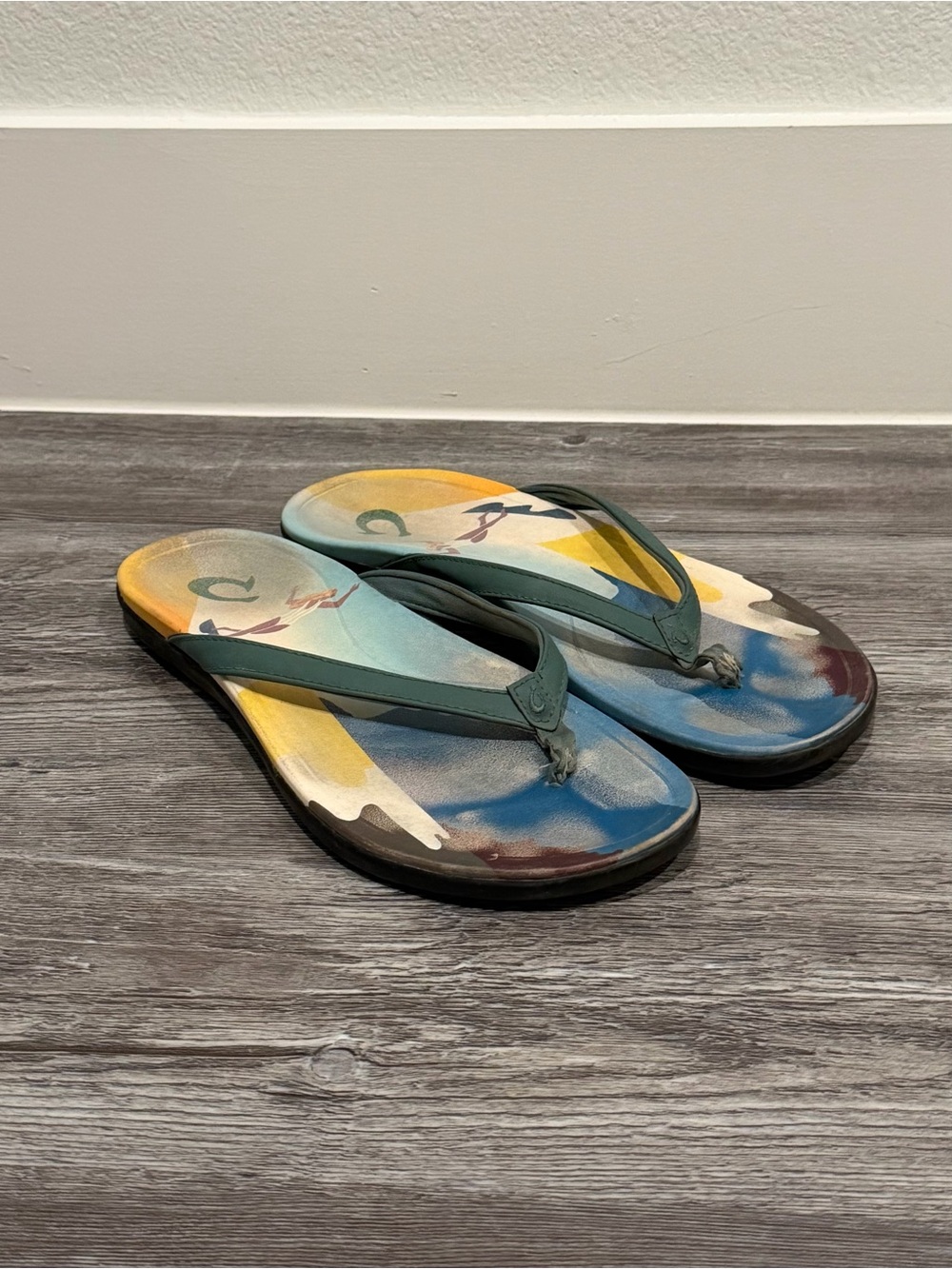 Olukai Ho’opio Pae Women’s Ocean Themed Graphic Flip Flops size 13 Men’s 11.5
